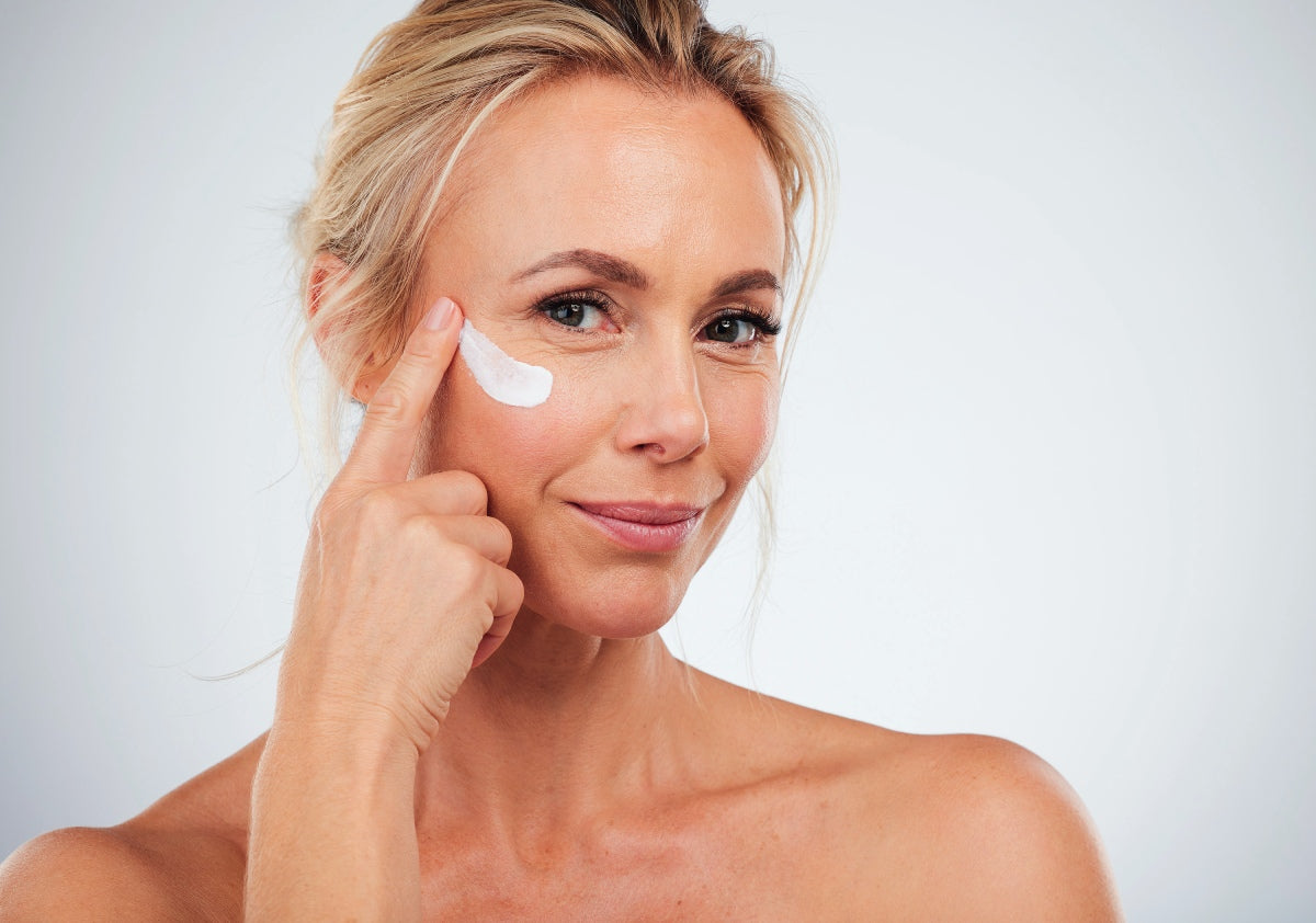 vrouw-die-creme-smeert-op-haar-wang.jpg__PID:68321387-4b94-4e02-b4d9-6617a2592a66